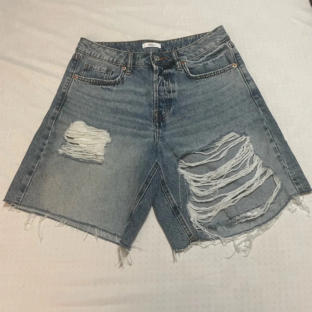 Forever 21 women's Blue Distressed Jean Shorts, size 26, New with out tags